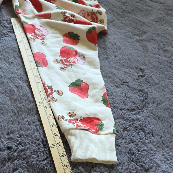 LG STRAWBERRY SHORTCAKE Print Crewneck Sweater  Cream and Red - Picture 8 of 9